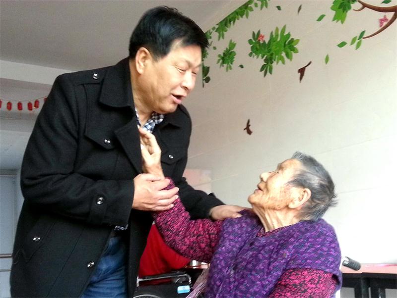 99歲的老人把秦璽林誤認作是 自己的兒子，摸著院長的臉和手說“兒子陪我過年”。